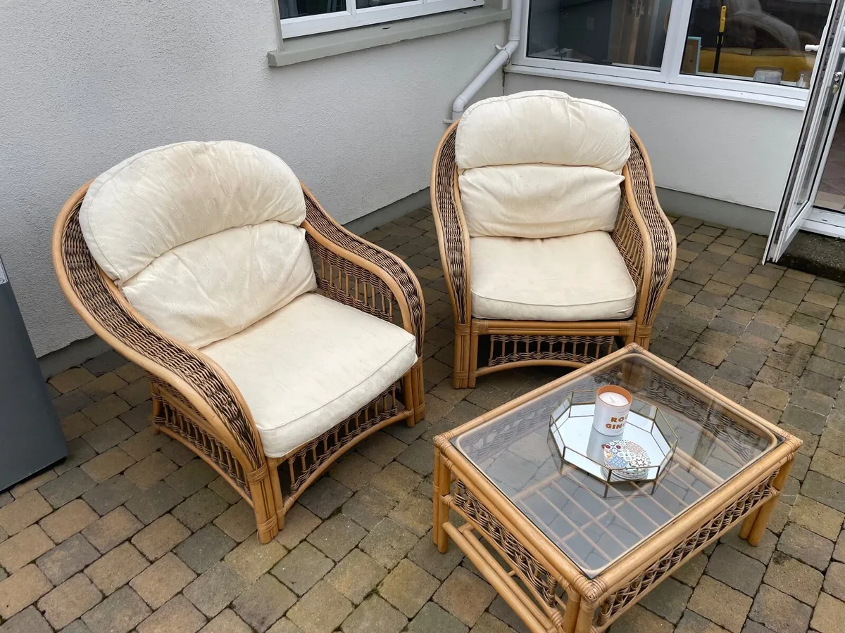 Chairs and coffee table - Image 1