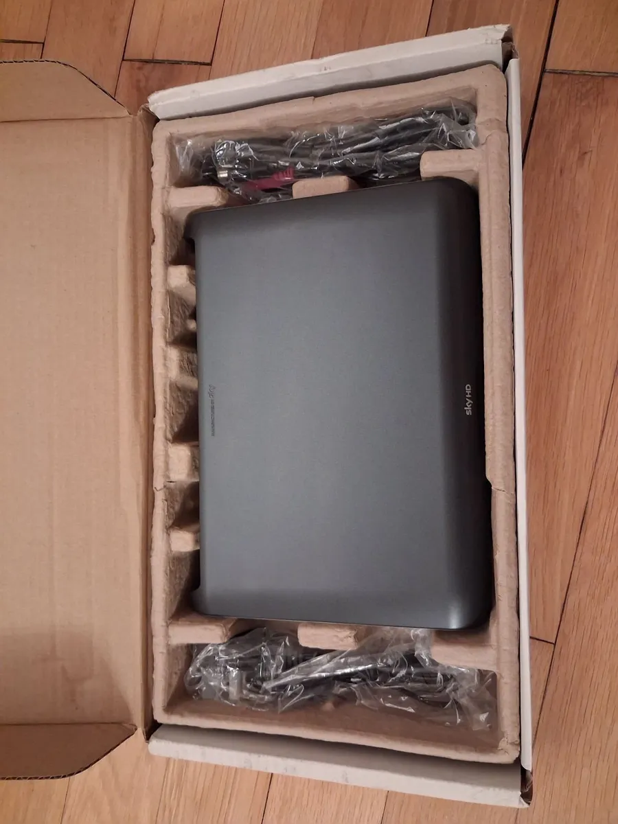 Sky hd box and remote - Image 3