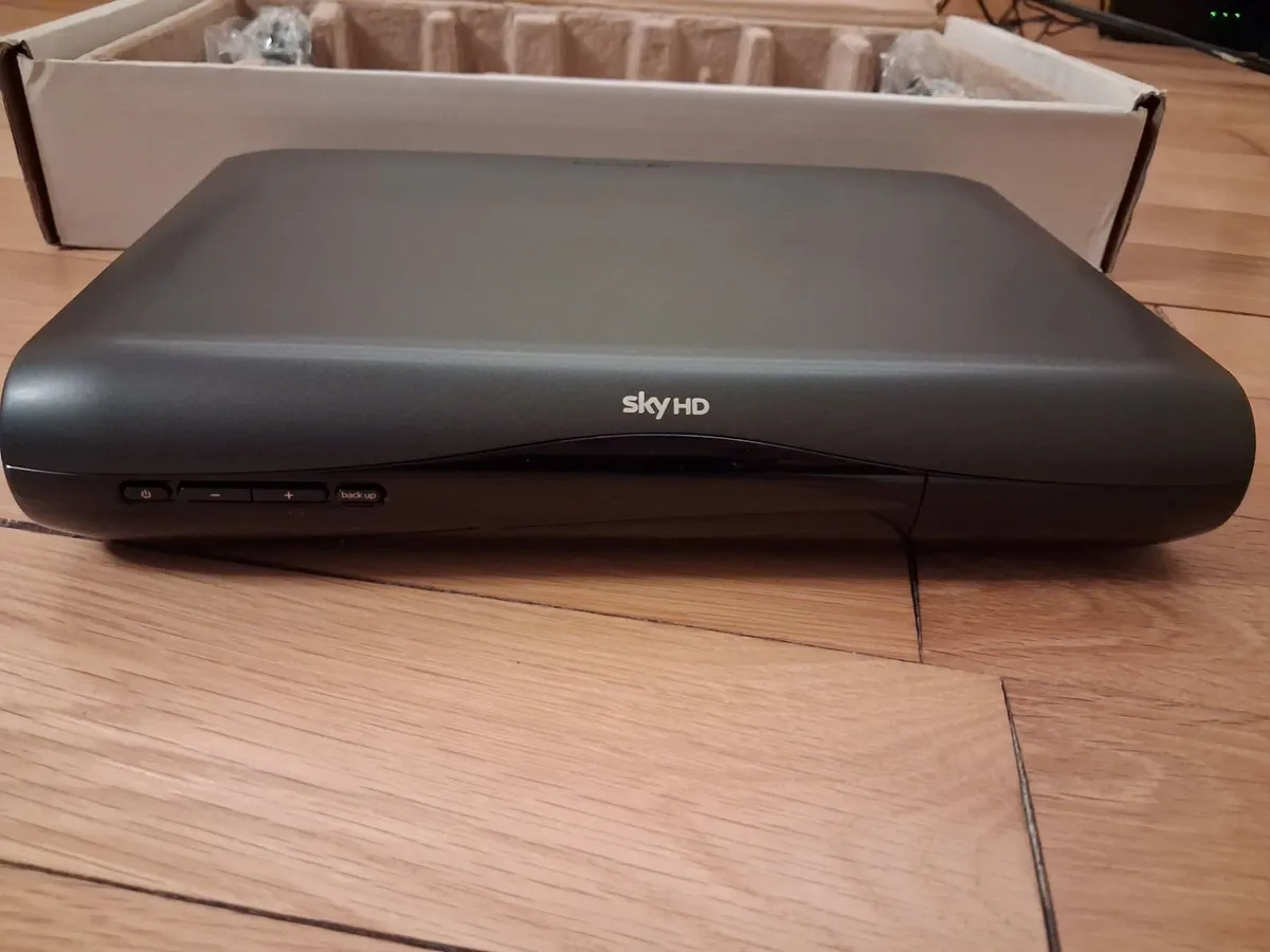 Sky hd box and remote - Image 4
