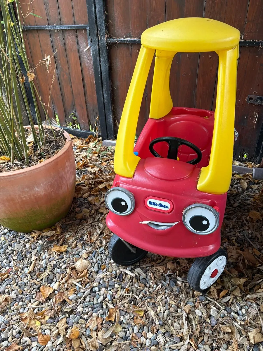 Little Tikes Cozy Coupe ride-on car - red & yellow
