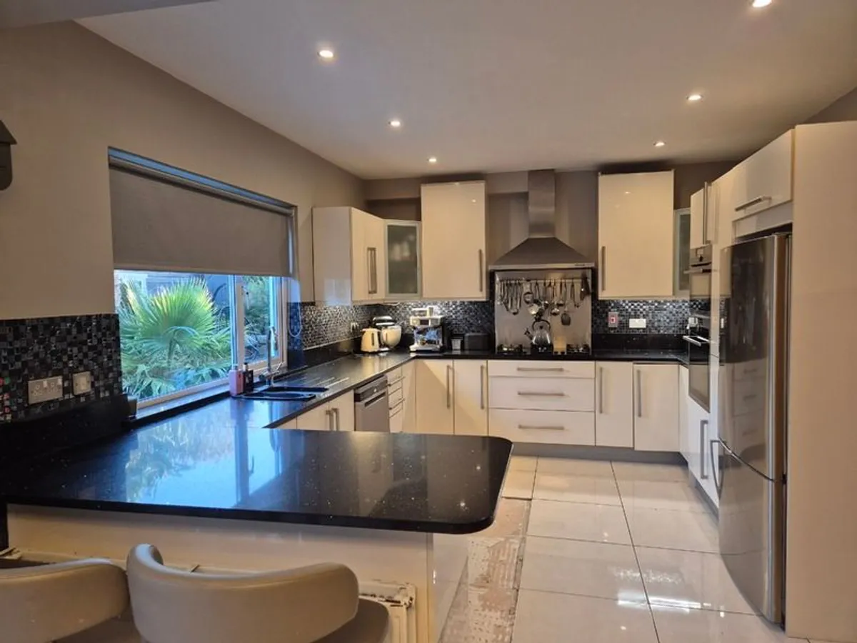 Full kitchen with quartz worktop and appliances - Image 2