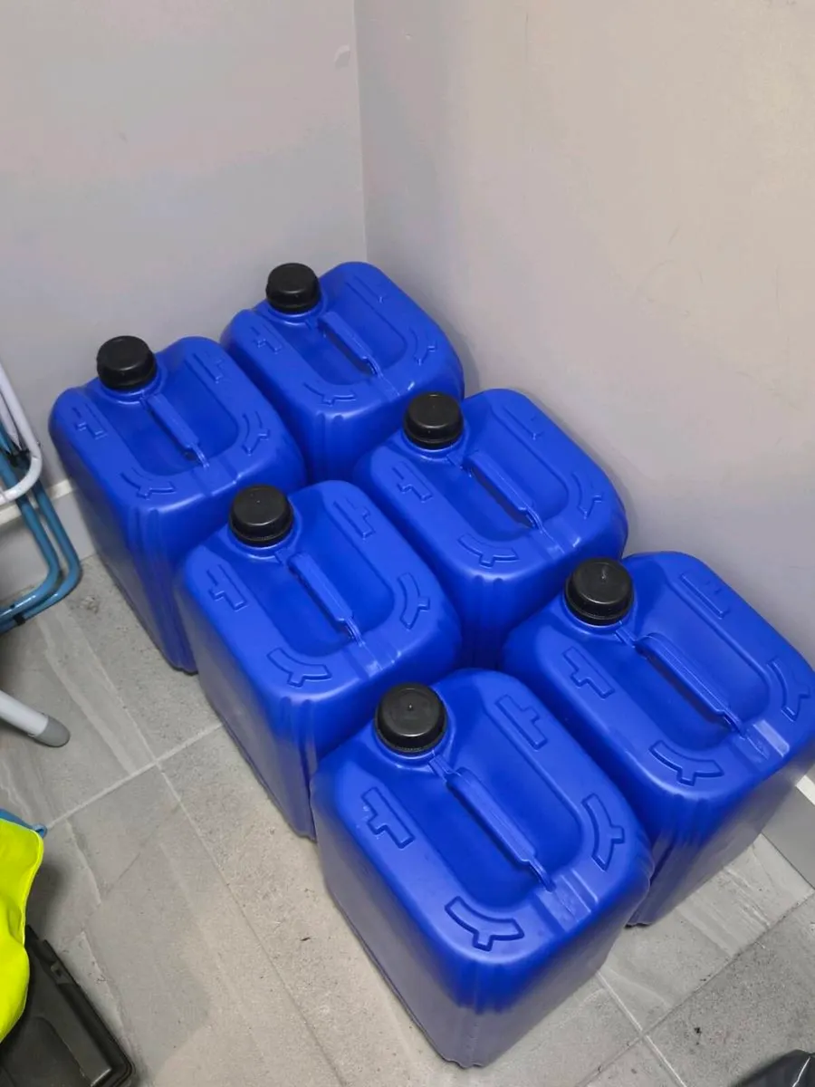 Six 5 gallon drums - Image 2