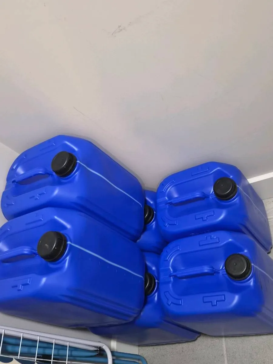 Six 5 gallon drums - Image 3