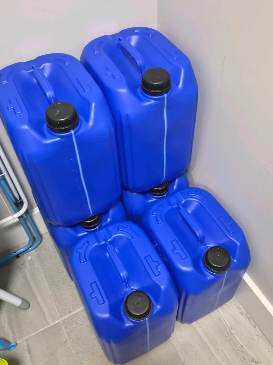 Six 5 gallon drums - Image 1