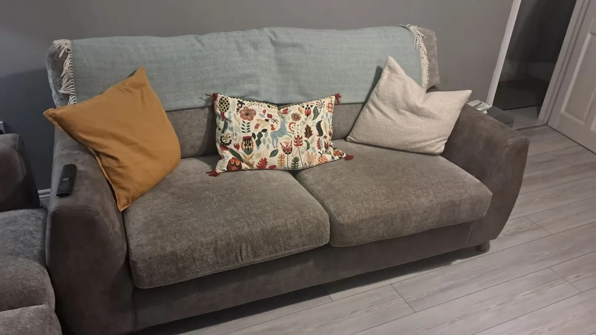 2 & 3 Seater Sofa Set – Excellent Condition - Image 1