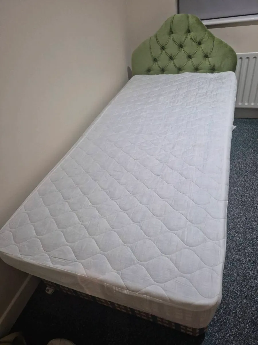 Single bed and couch - Image 2
