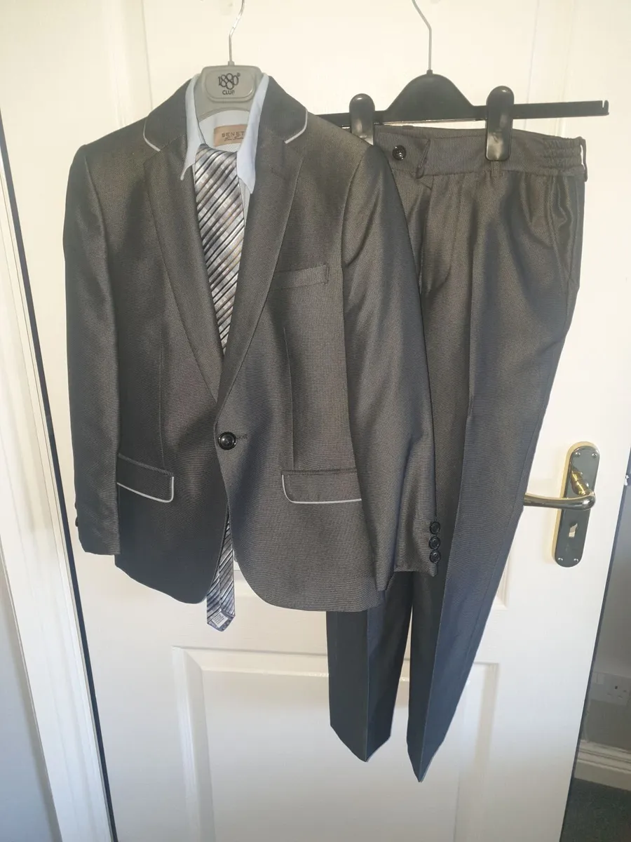 Boys suit - Image 2