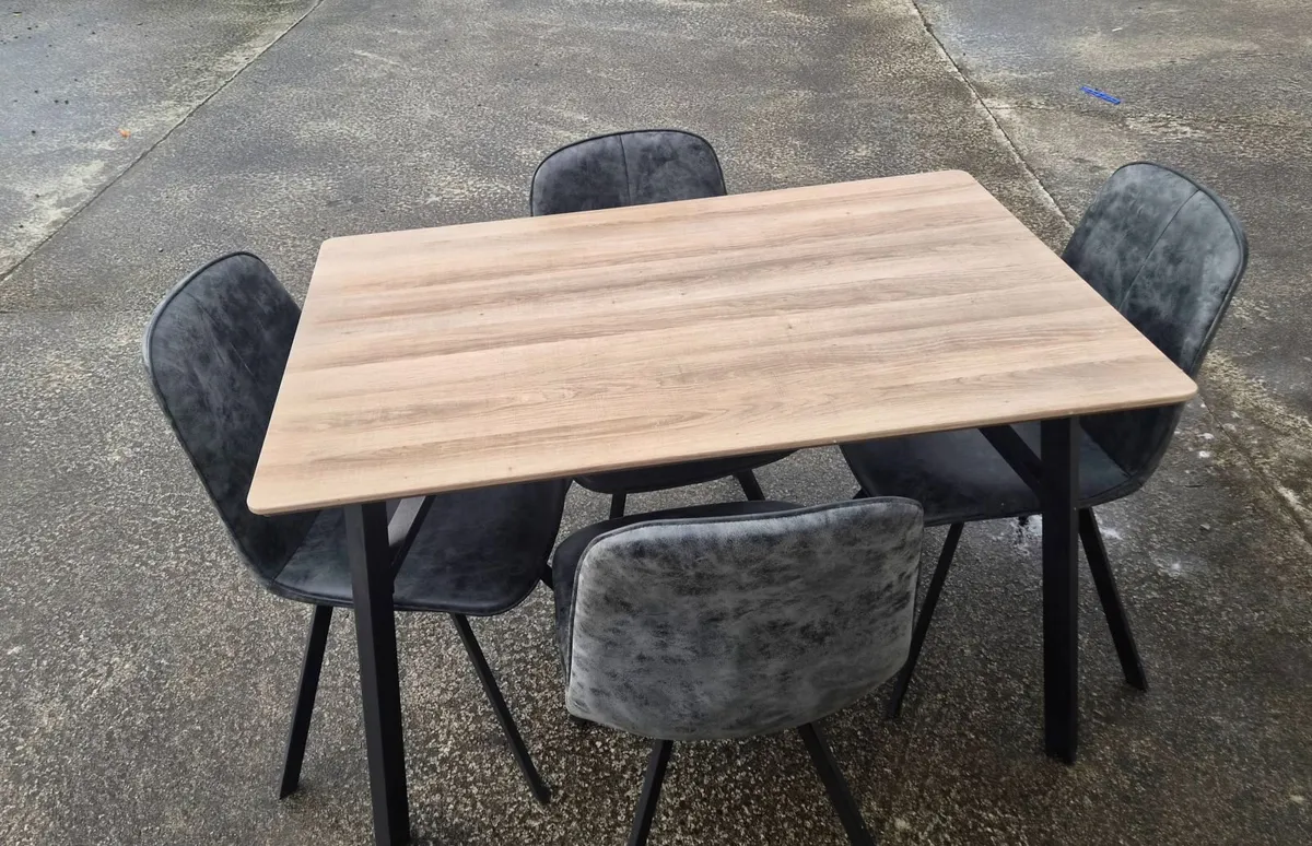 Table and 4 chairs - Image 1