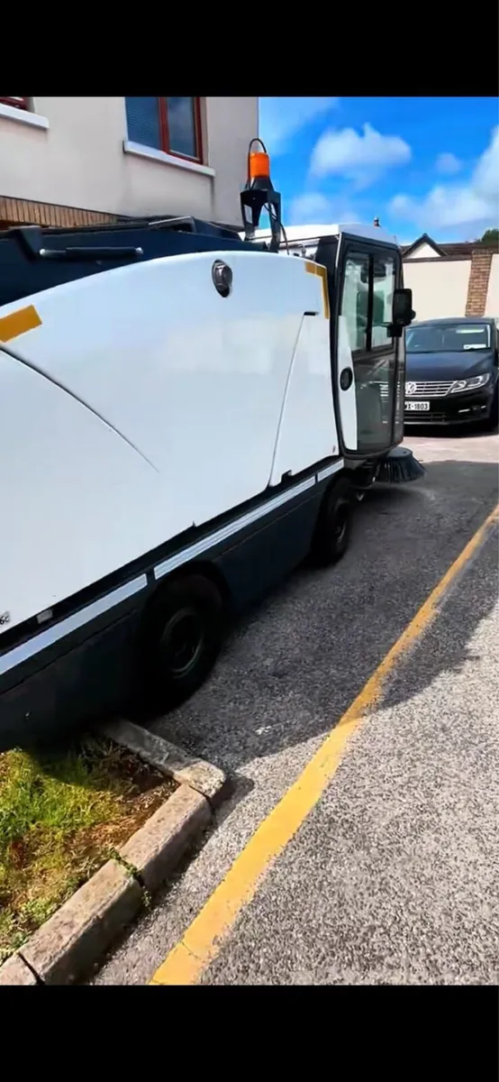 Johnston compact 4.5ton road sweeper - Image 3