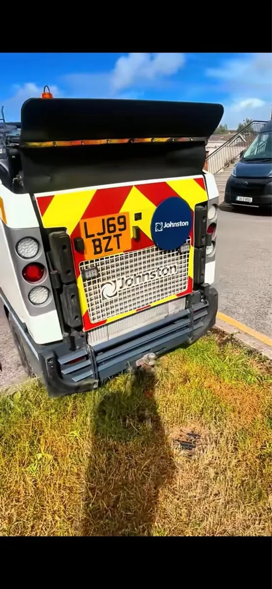 Johnston compact 4.5ton road sweeper - Image 4