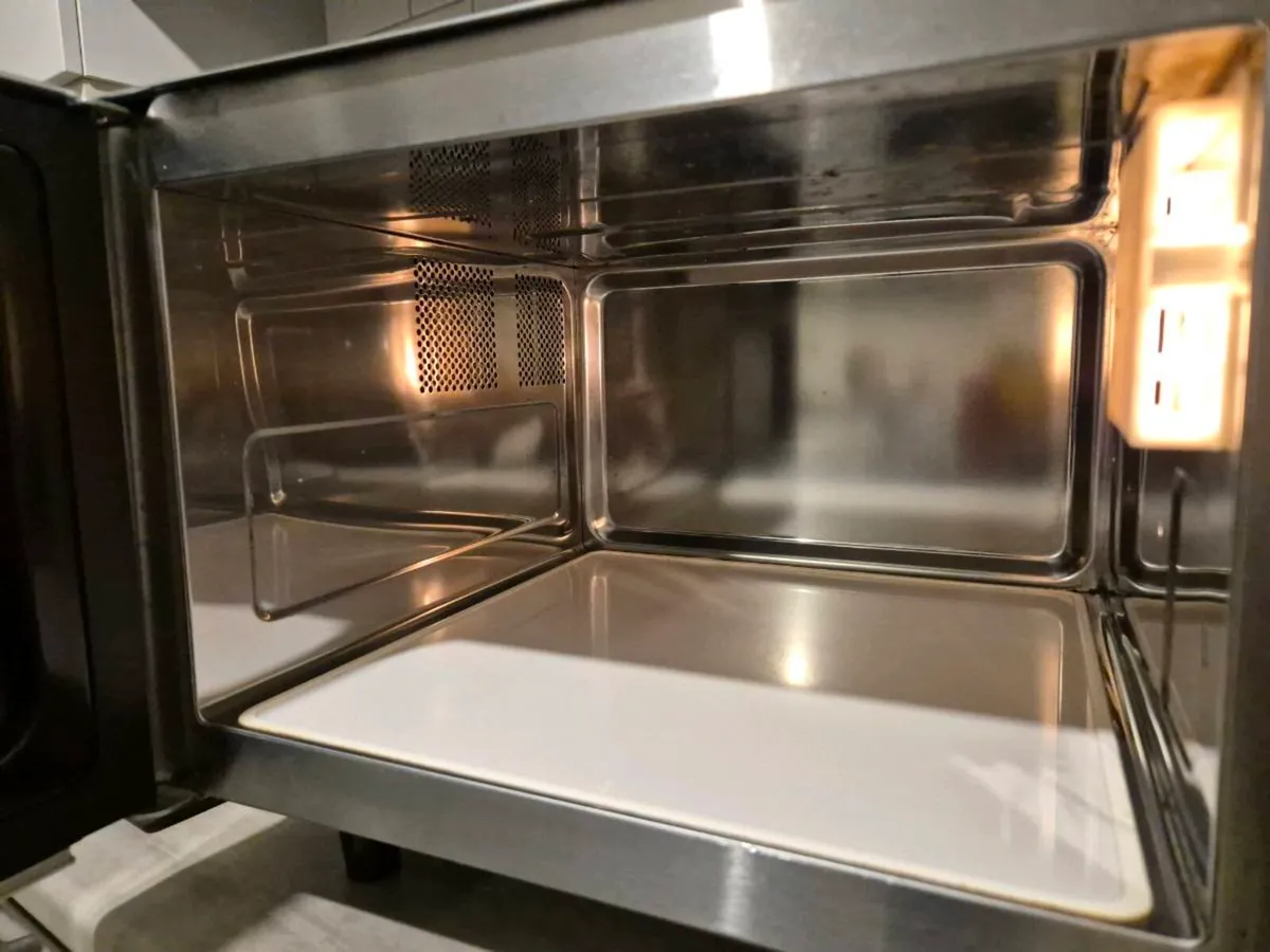 Valera VMC1000 Commercial Microwave Oven

1000W - Image 2