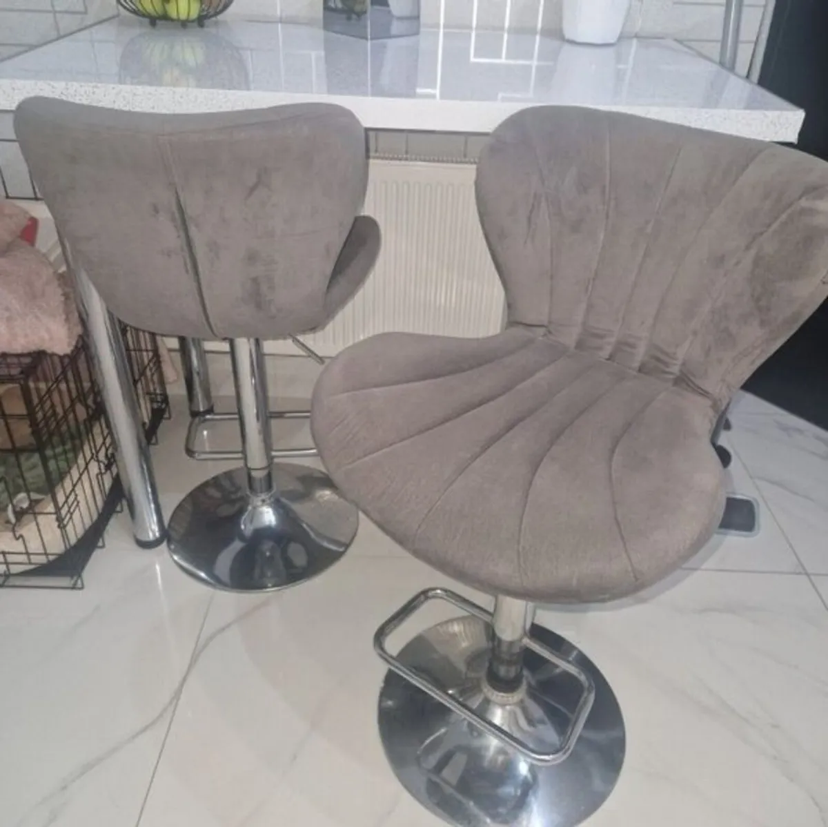 Breakfast bar and 2 bar stools - Image 1