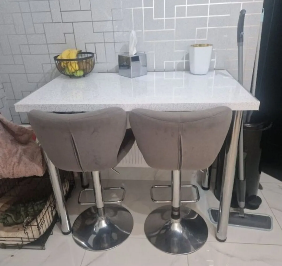 Breakfast bar and 2 bar stools - Image 2