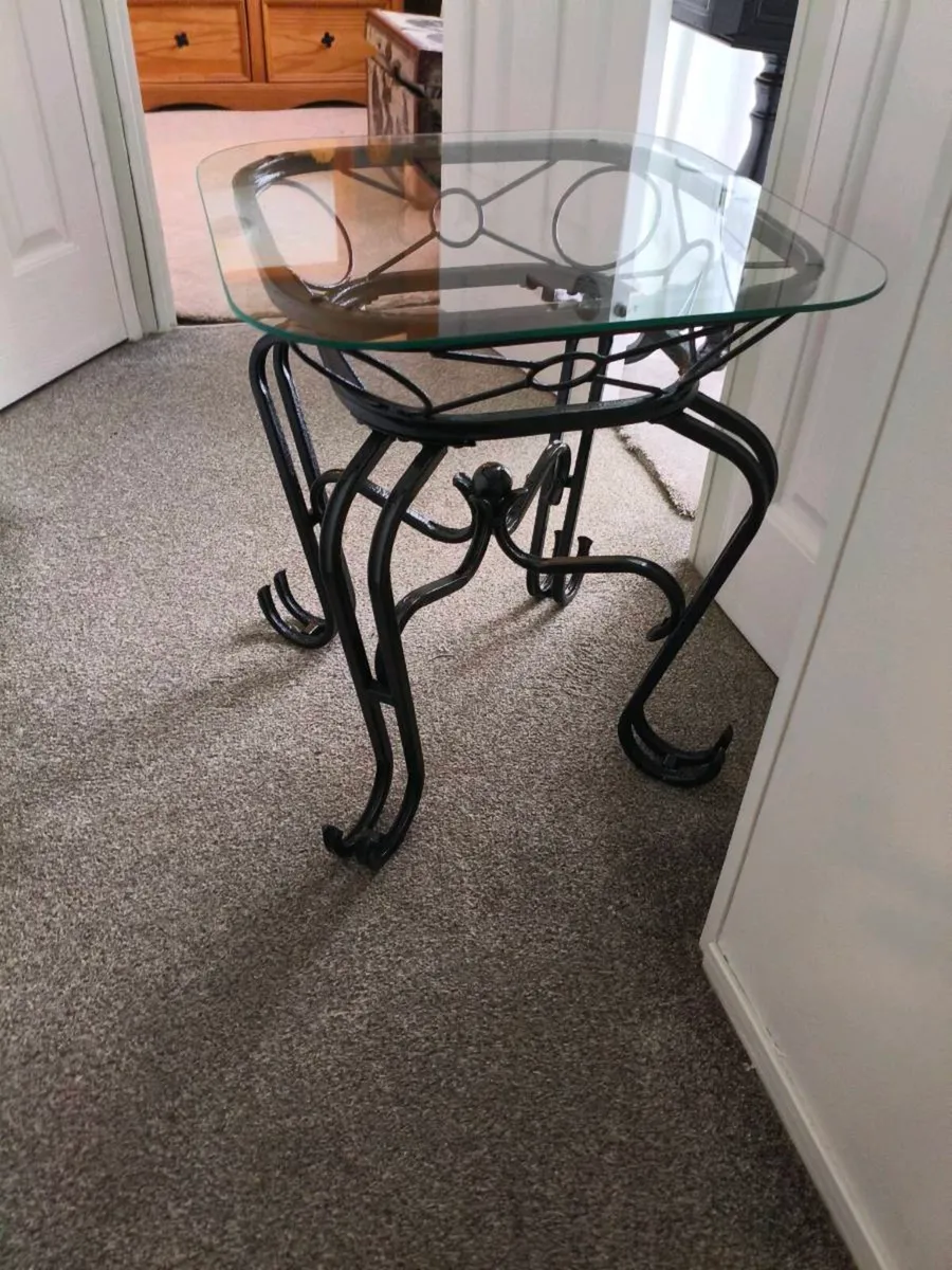 Beautiful side table like new 25 euro - Image 1