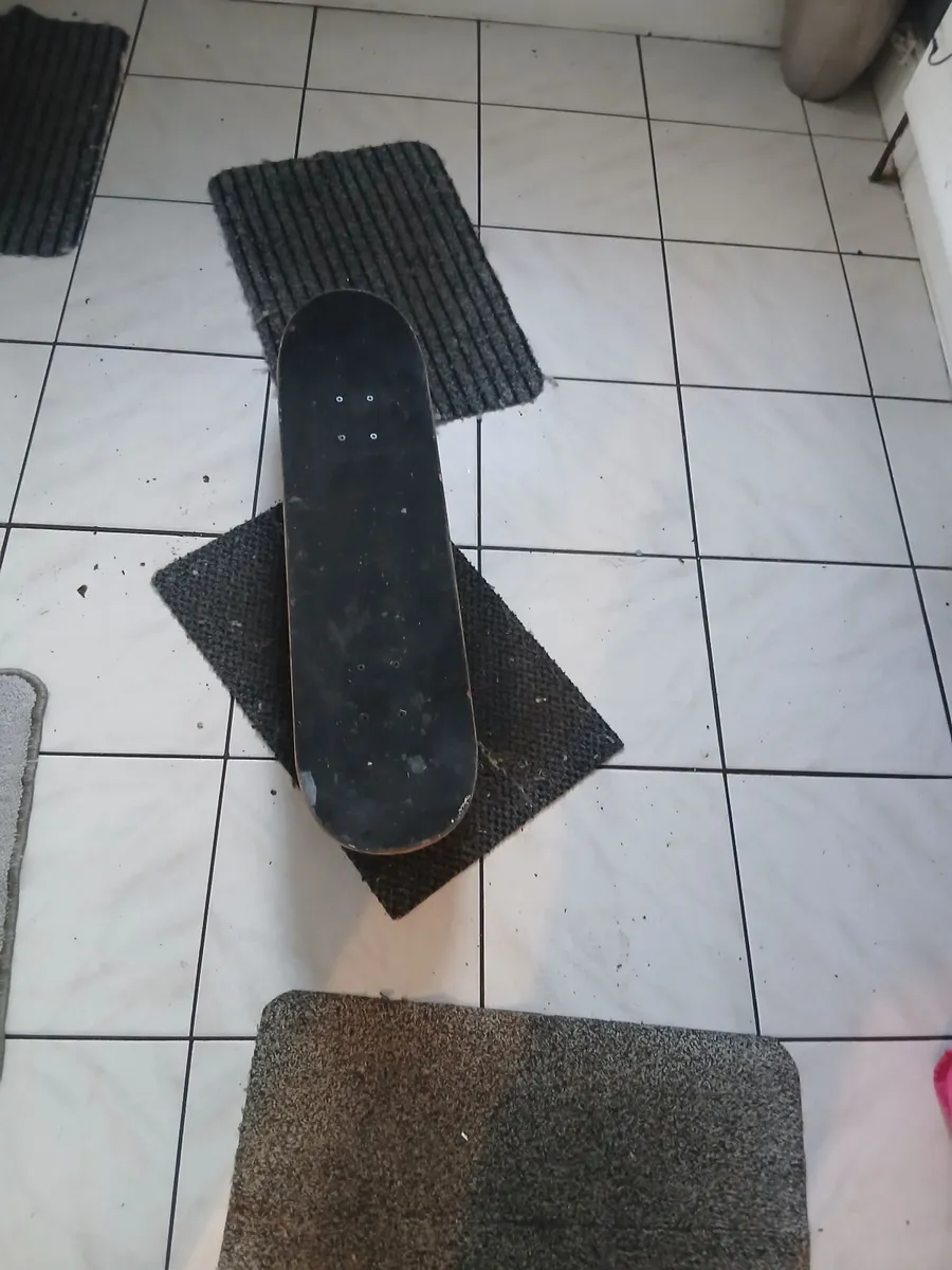 Skateboard working perfect priced 30e - Image 4