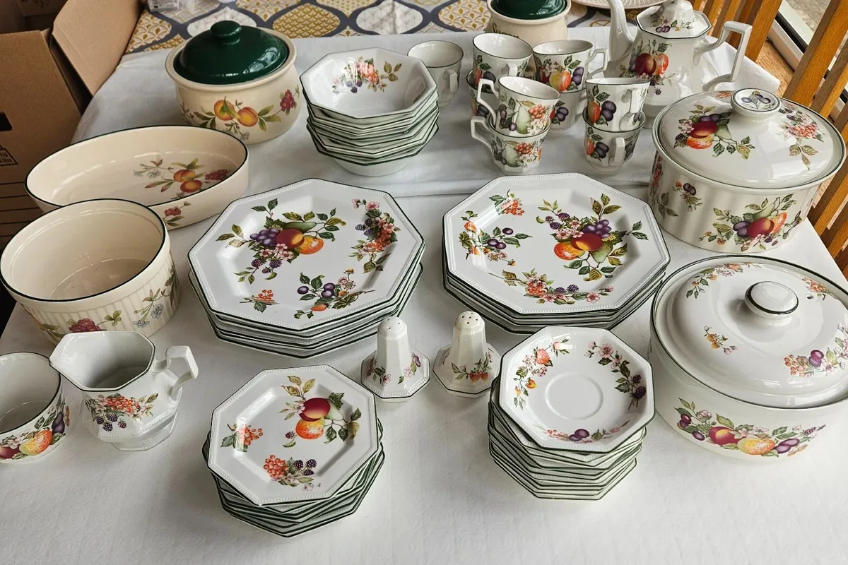 Johnsons Bros Fresh Fruit dinner service with lots - Image 2