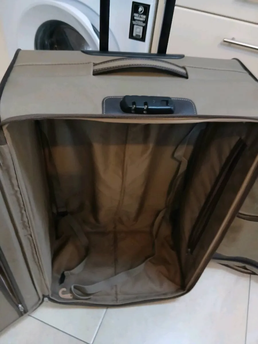 4 PIECE SET OF SAMSONITE SUITCASES - Image 2