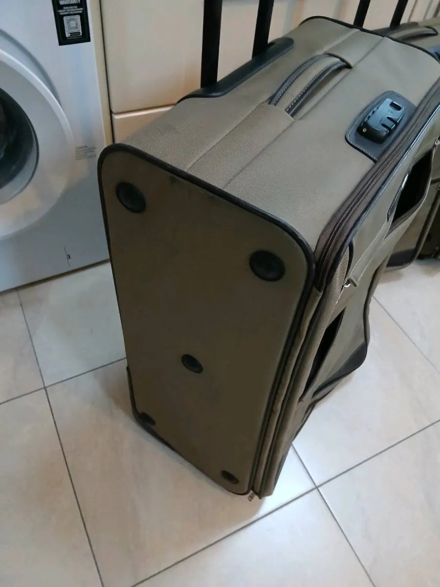 4 PIECE SET OF SAMSONITE SUITCASES - Image 1