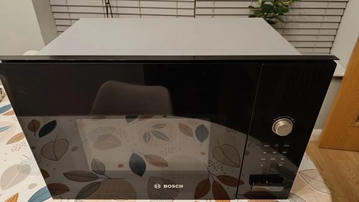BOSCH Built-in microwave 900W - only 80 euro - Image 1
