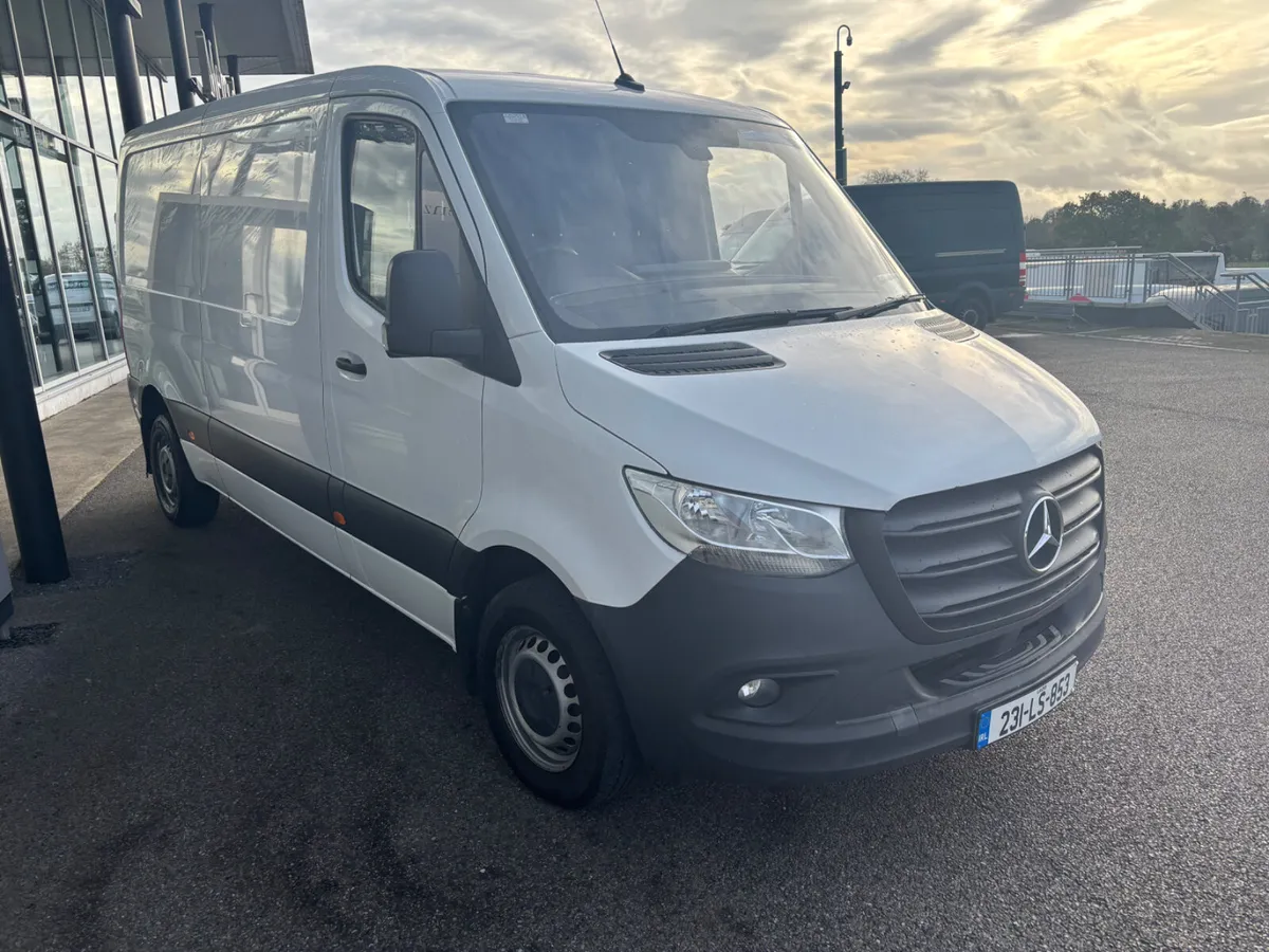2023 Mercedes-Benz Sprinter 215/39 - Image 4