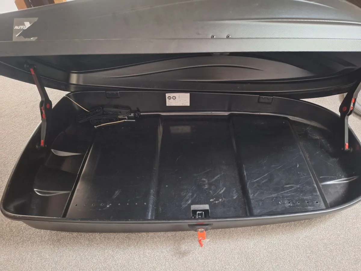 Roof box - Image 1