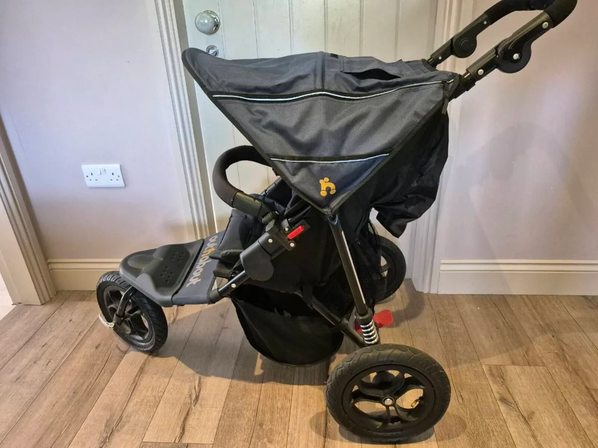 Out n about single buggy - Image 2