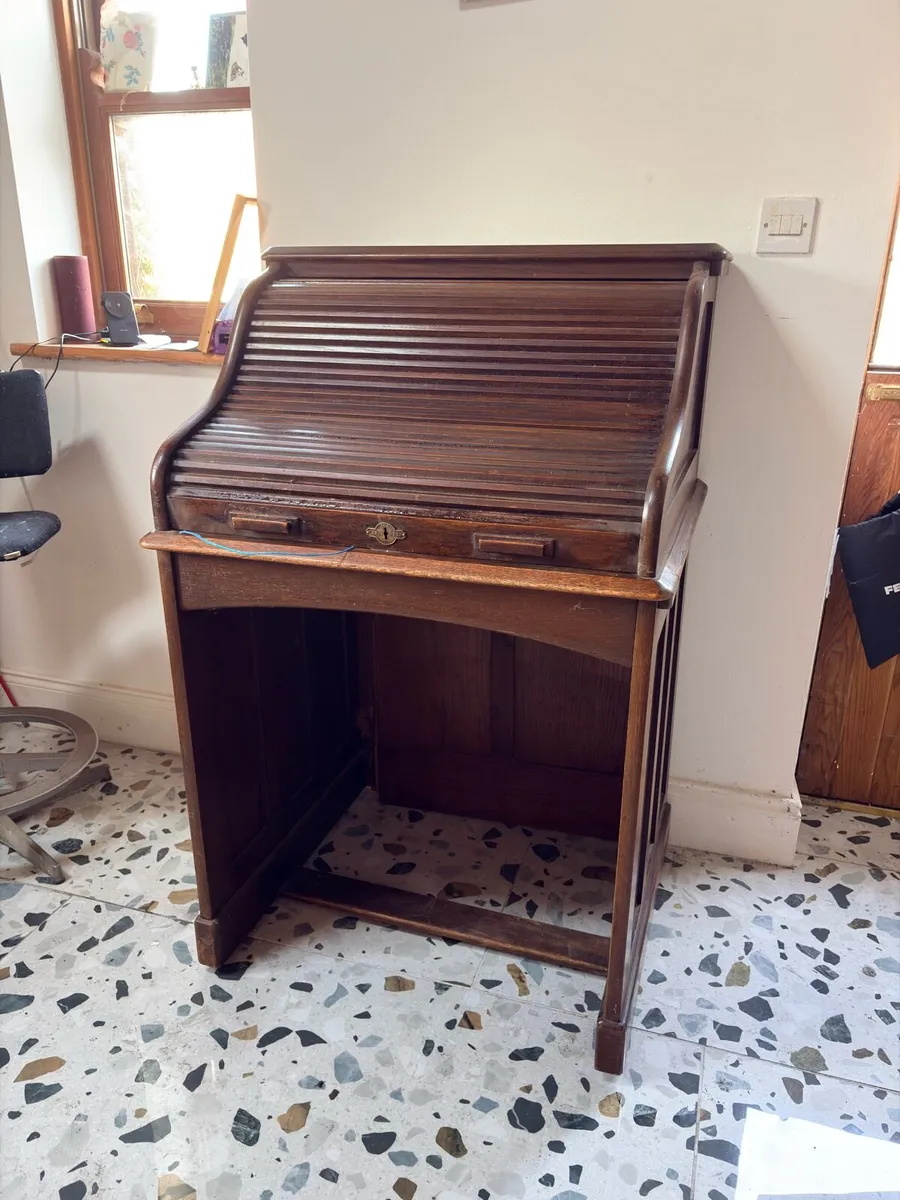 Neat Roll Top Antique desk - Image 1