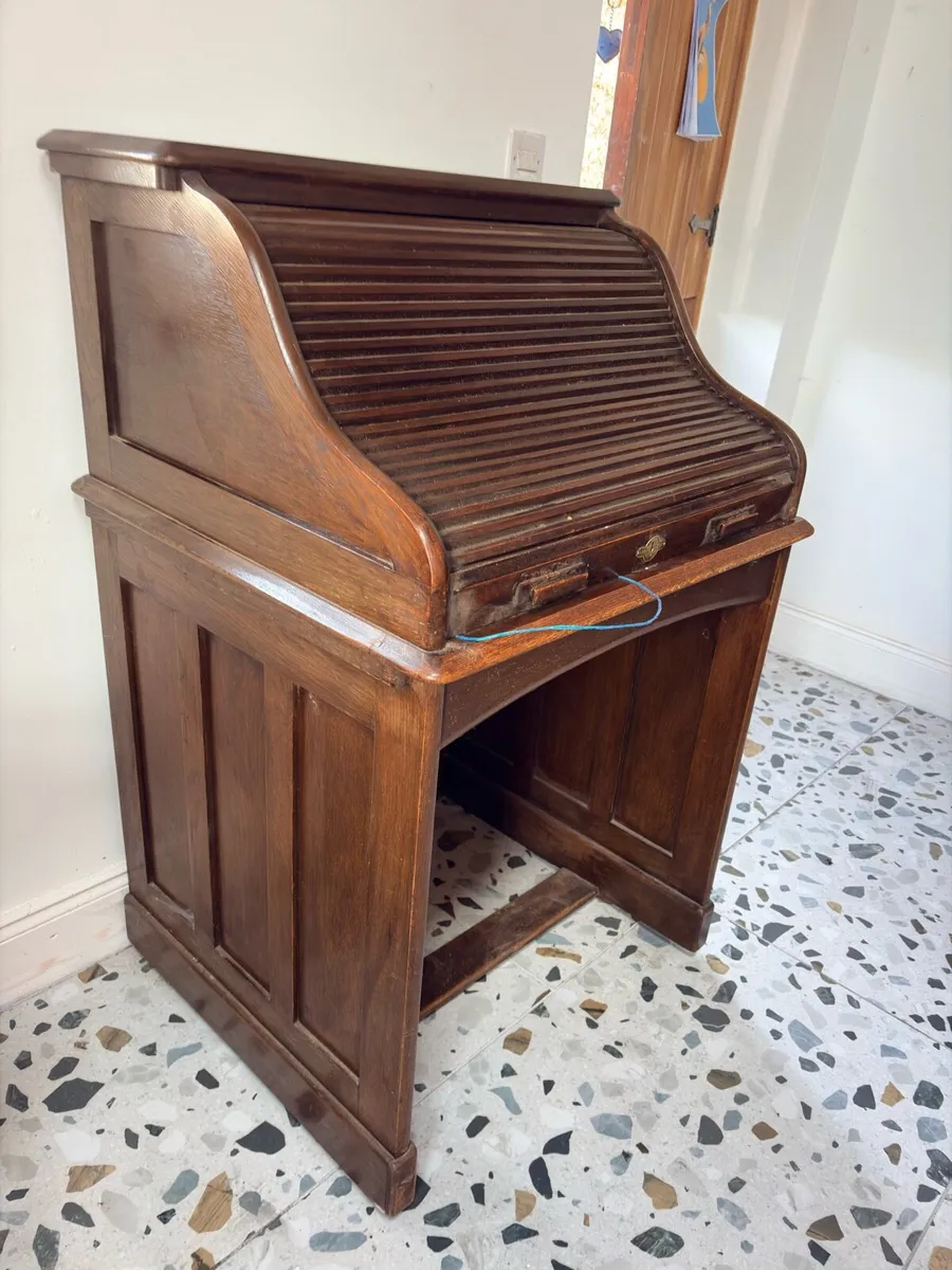 Neat Roll Top Antique desk - Image 4
