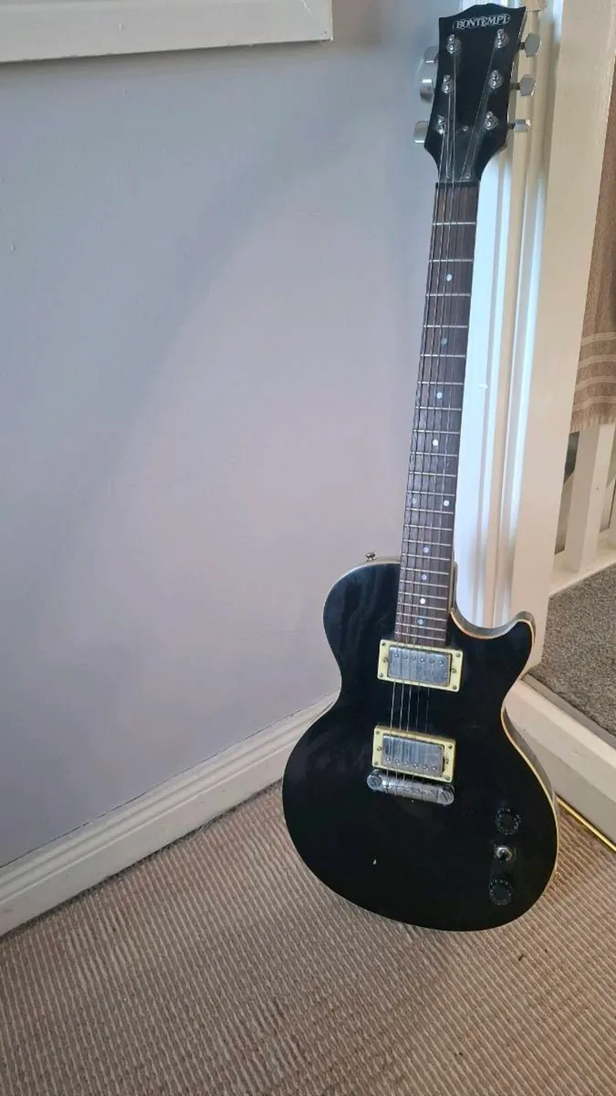 Speakers, amp and electric guitar. - Image 2