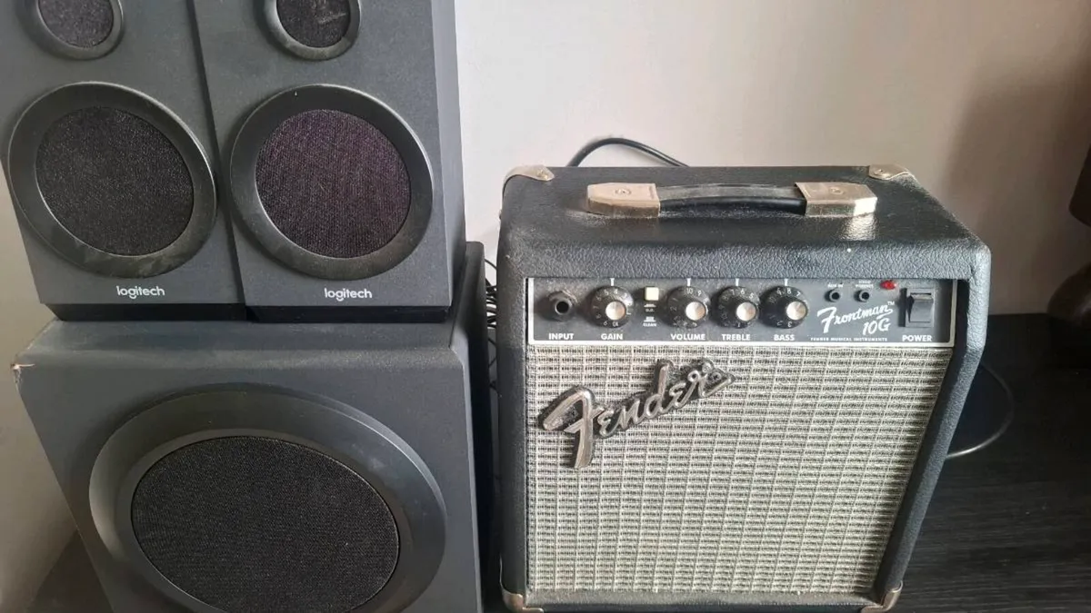 Speakers, amp and electric guitar. - Image 1
