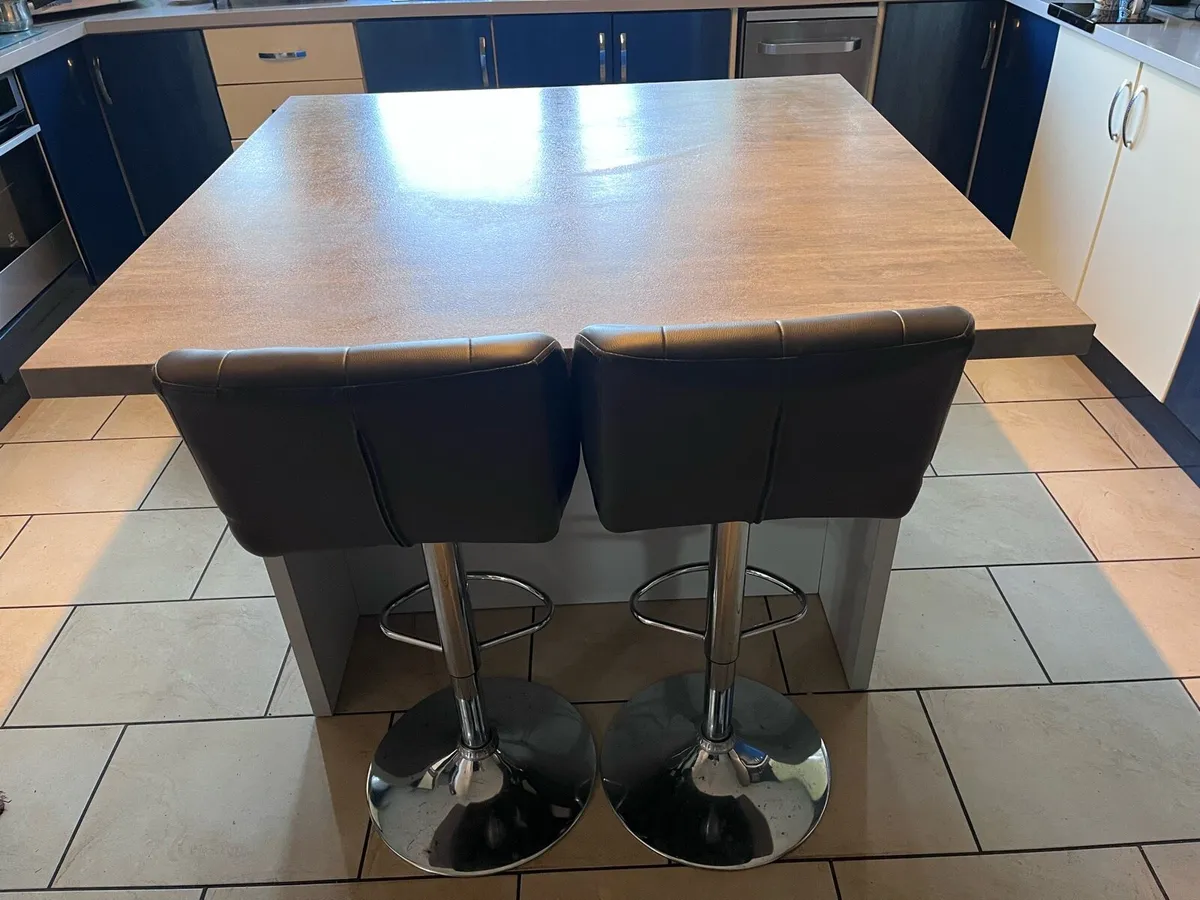 Kitchen Island - Image 2