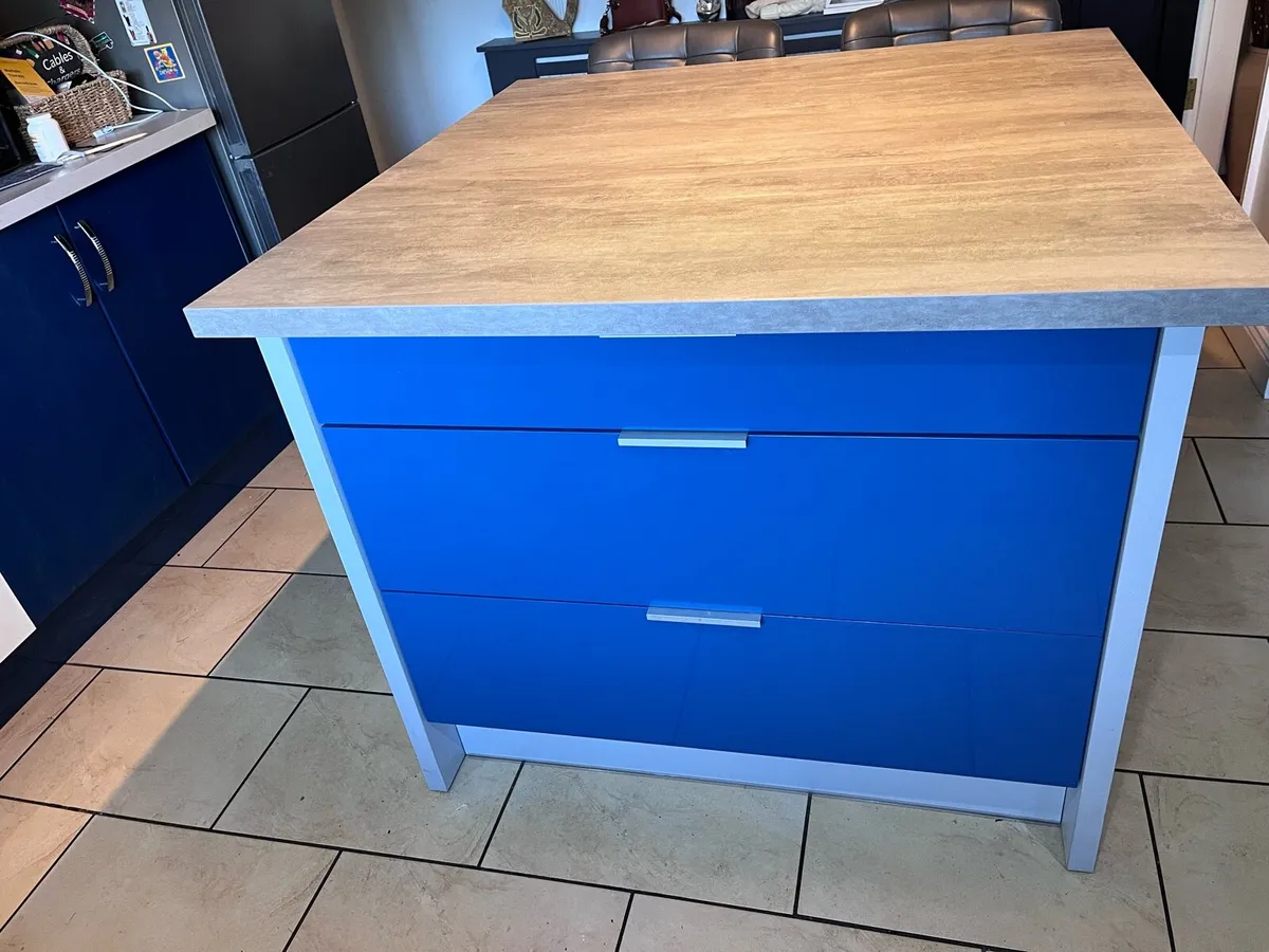 Kitchen Island - Image 4