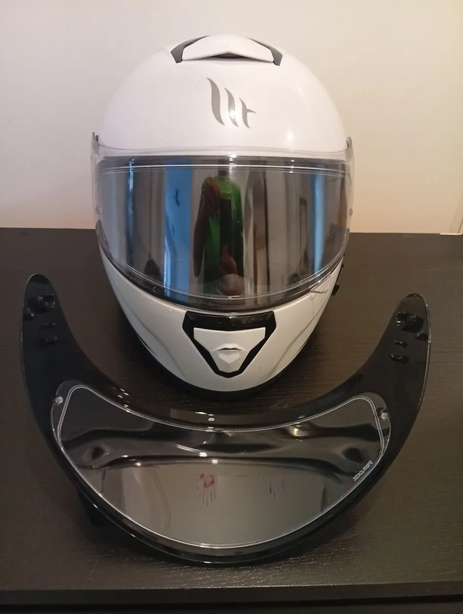 Quality Motorcycle Helmet+ tinted visor - Image 1