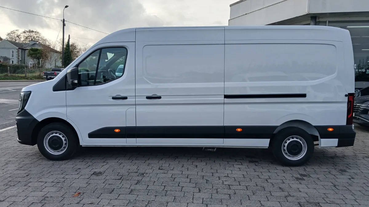 2025 RENAULT MASTER LWB ADVANCE 150BHP ONLY 3900KM - Image 3