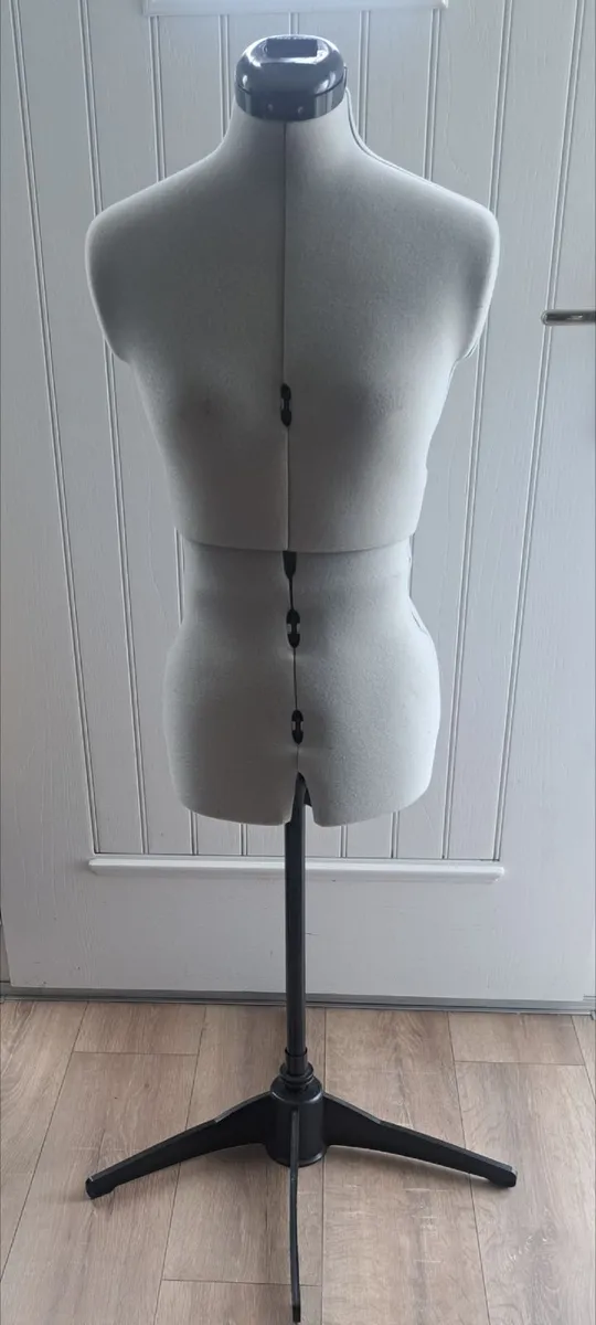 Adjustable dressmakers mannequin