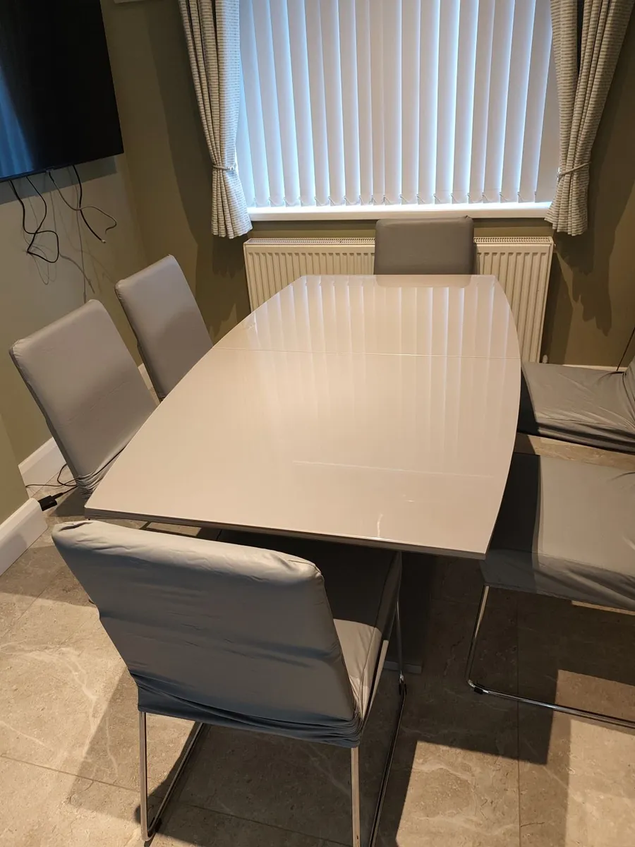 Dining table and chairs - Image 1
