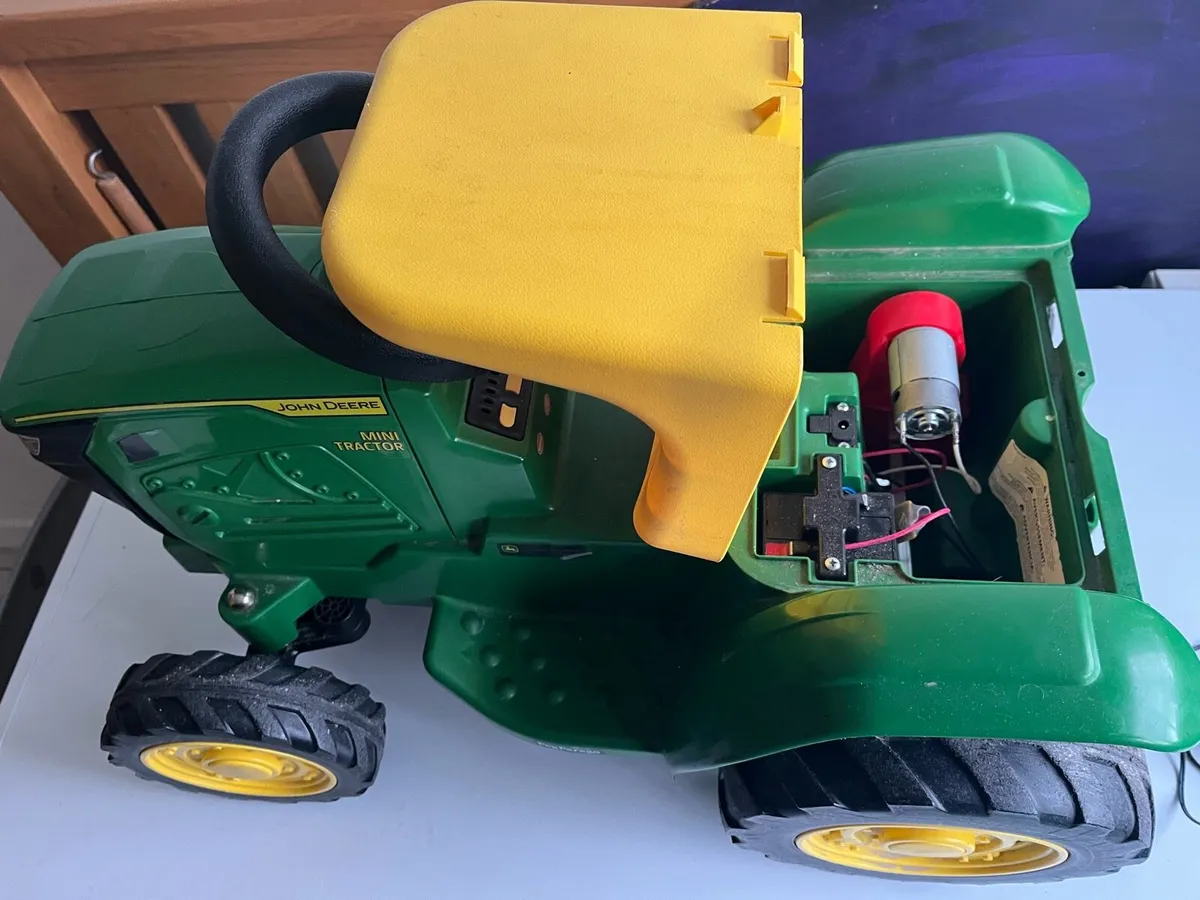John Deere Mini 12v Tractor - Image 3