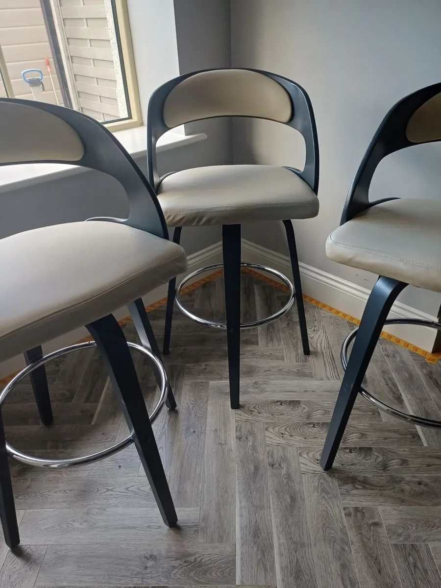 Kitchen breakfast bar stools - Image 1