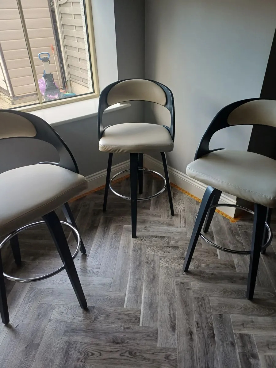 Kitchen breakfast bar stools - Image 3