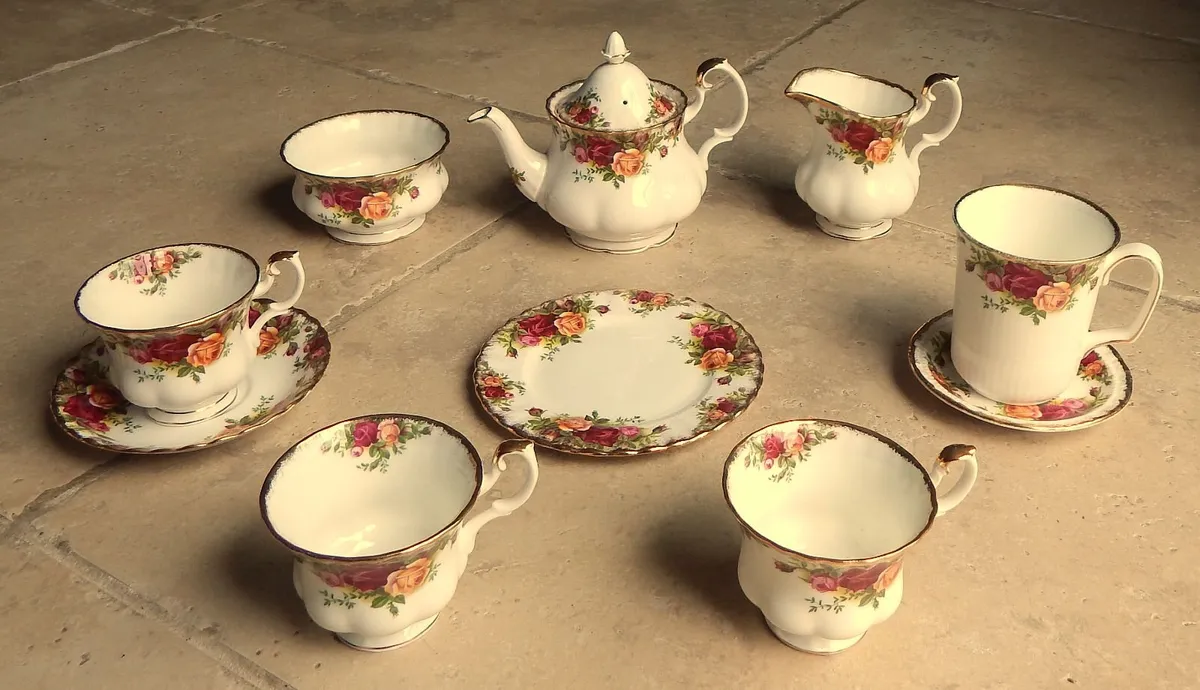 10 Royal Albert Old Country Rose Bone China Pieces - Image 1