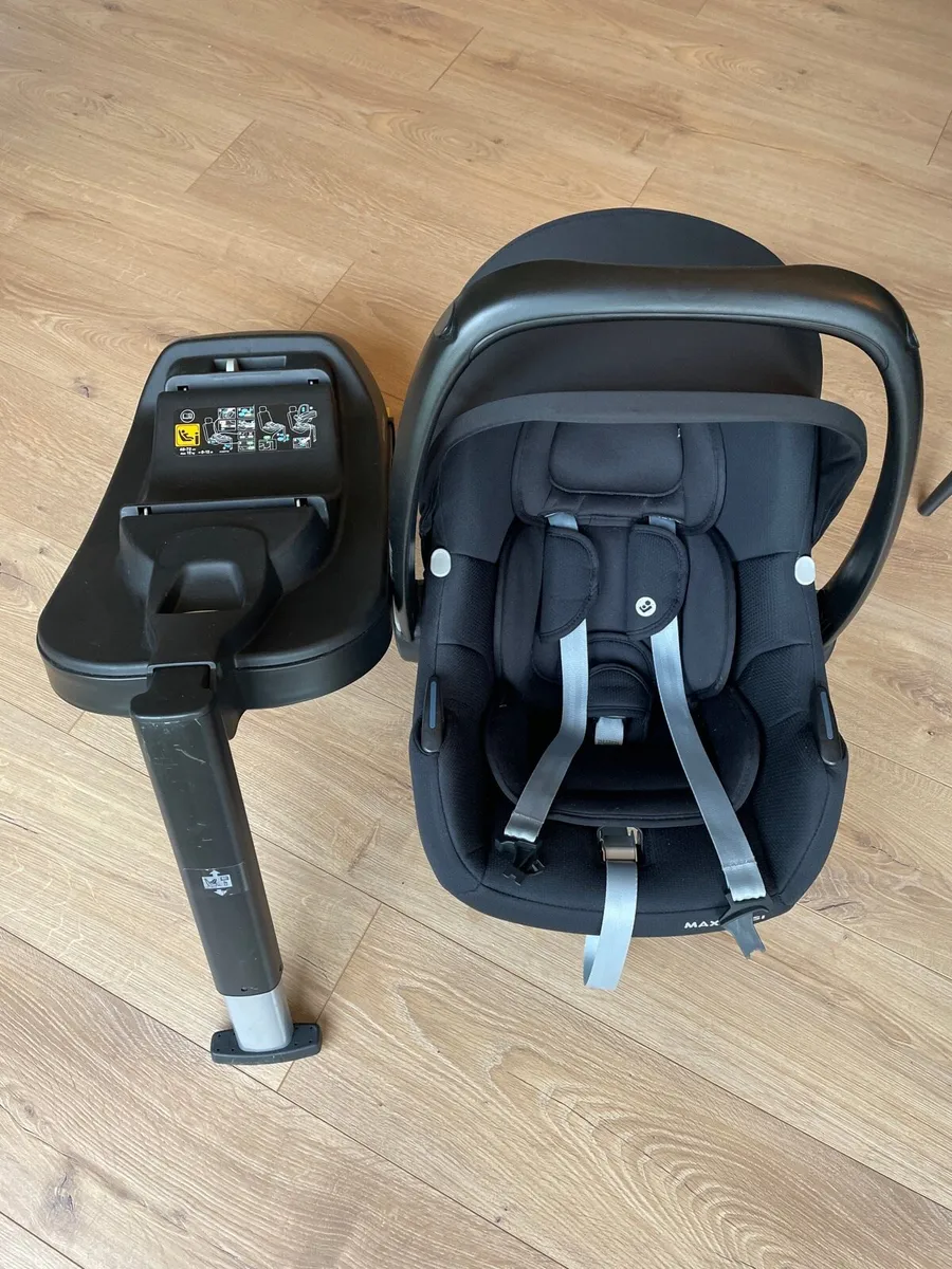 Maxi Cosi car seat and isofix base - Image 1