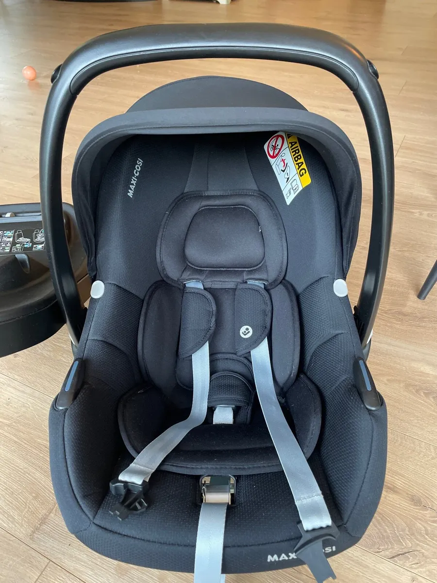 Maxi Cosi car seat and isofix base - Image 2