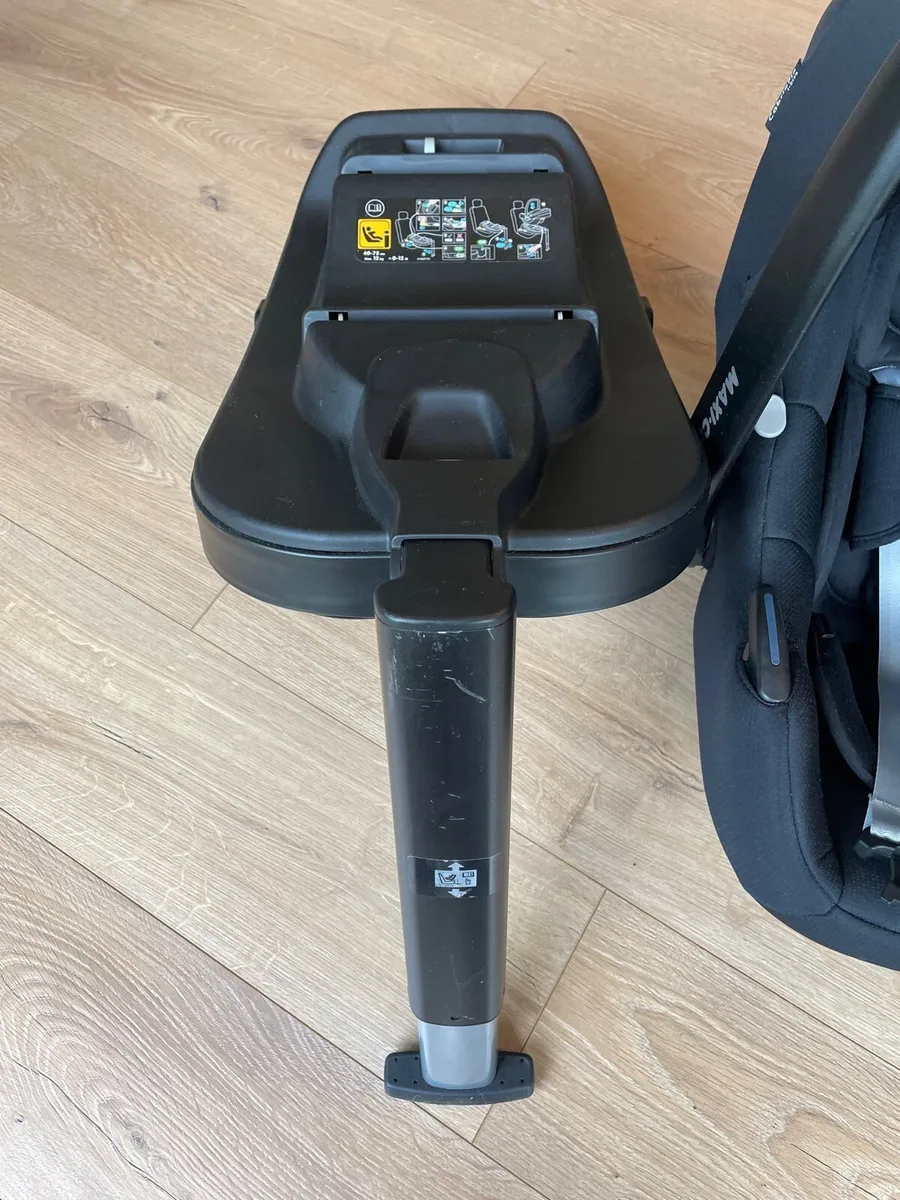Maxi Cosi car seat and isofix base - Image 3