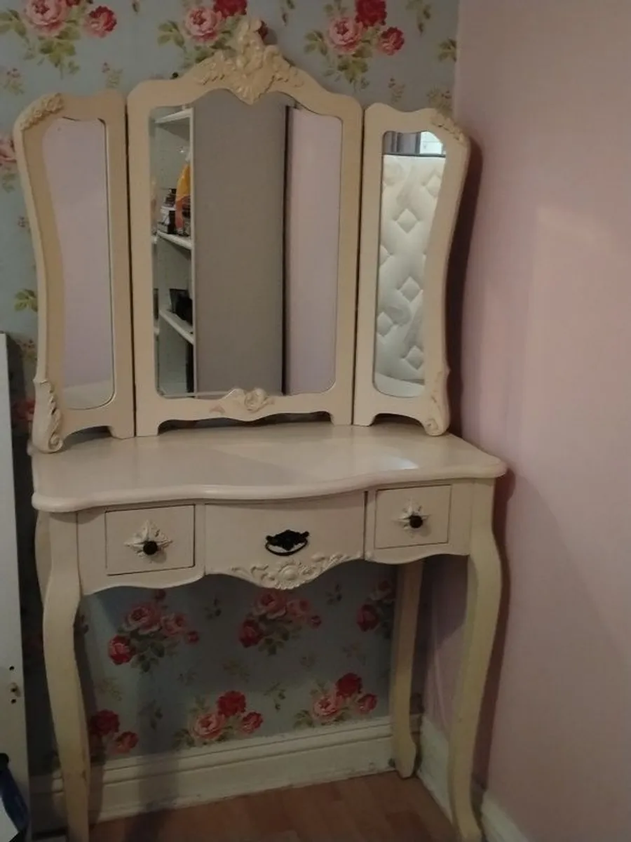 Dressing table with triple mirror and matching chair - Image 1