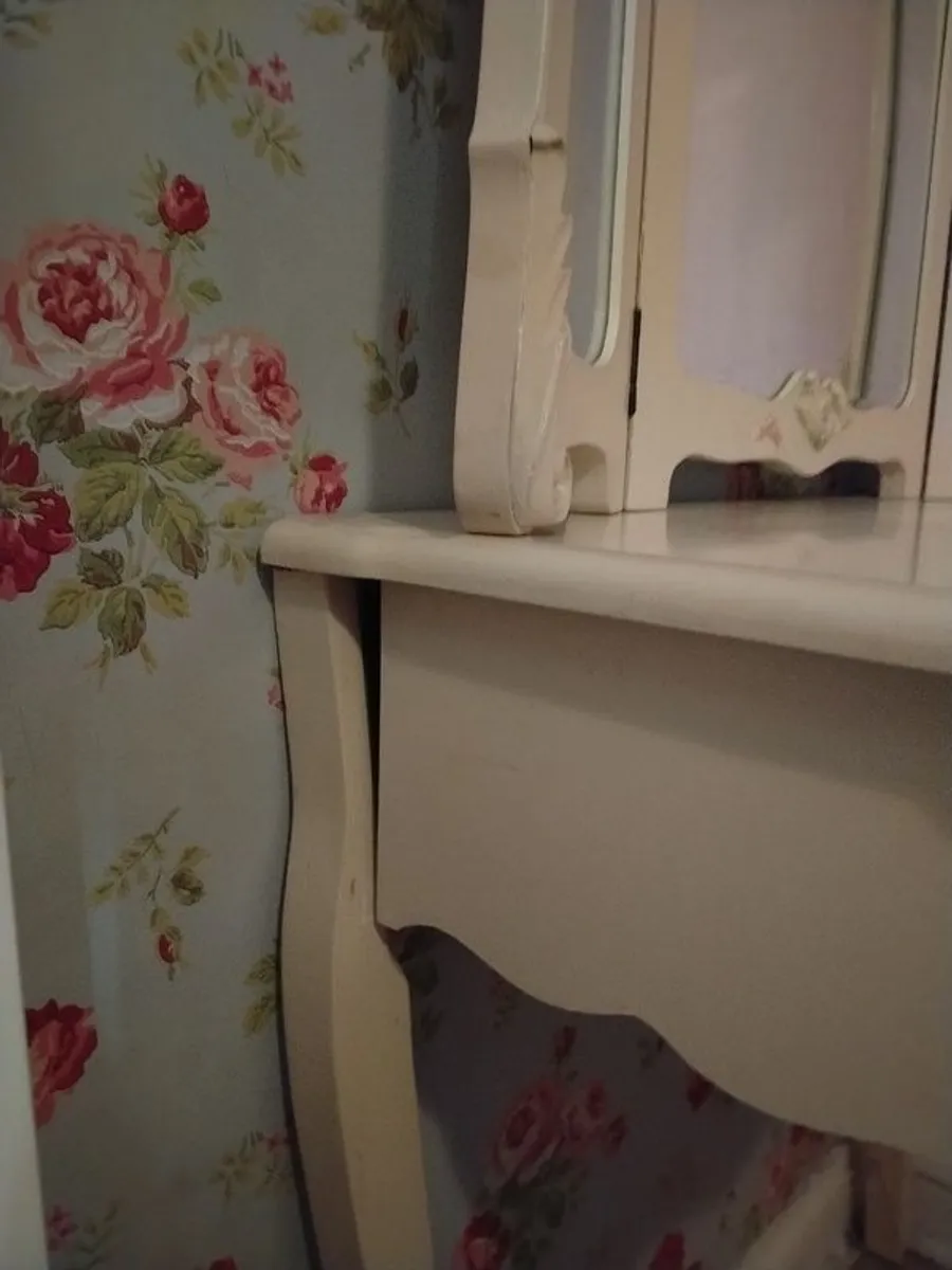 Dressing table with triple mirror and matching chair - Image 2