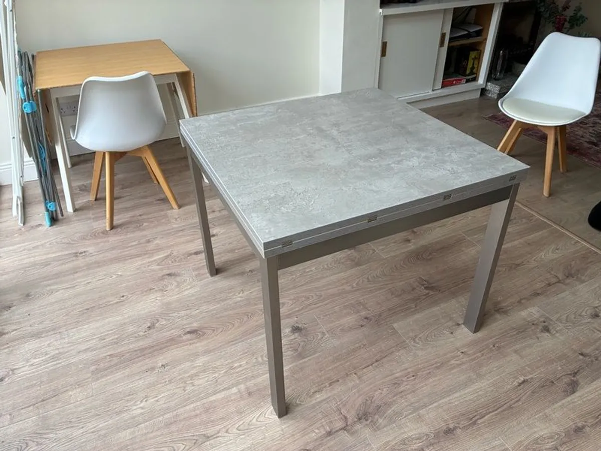 Extendable dining table - Image 1