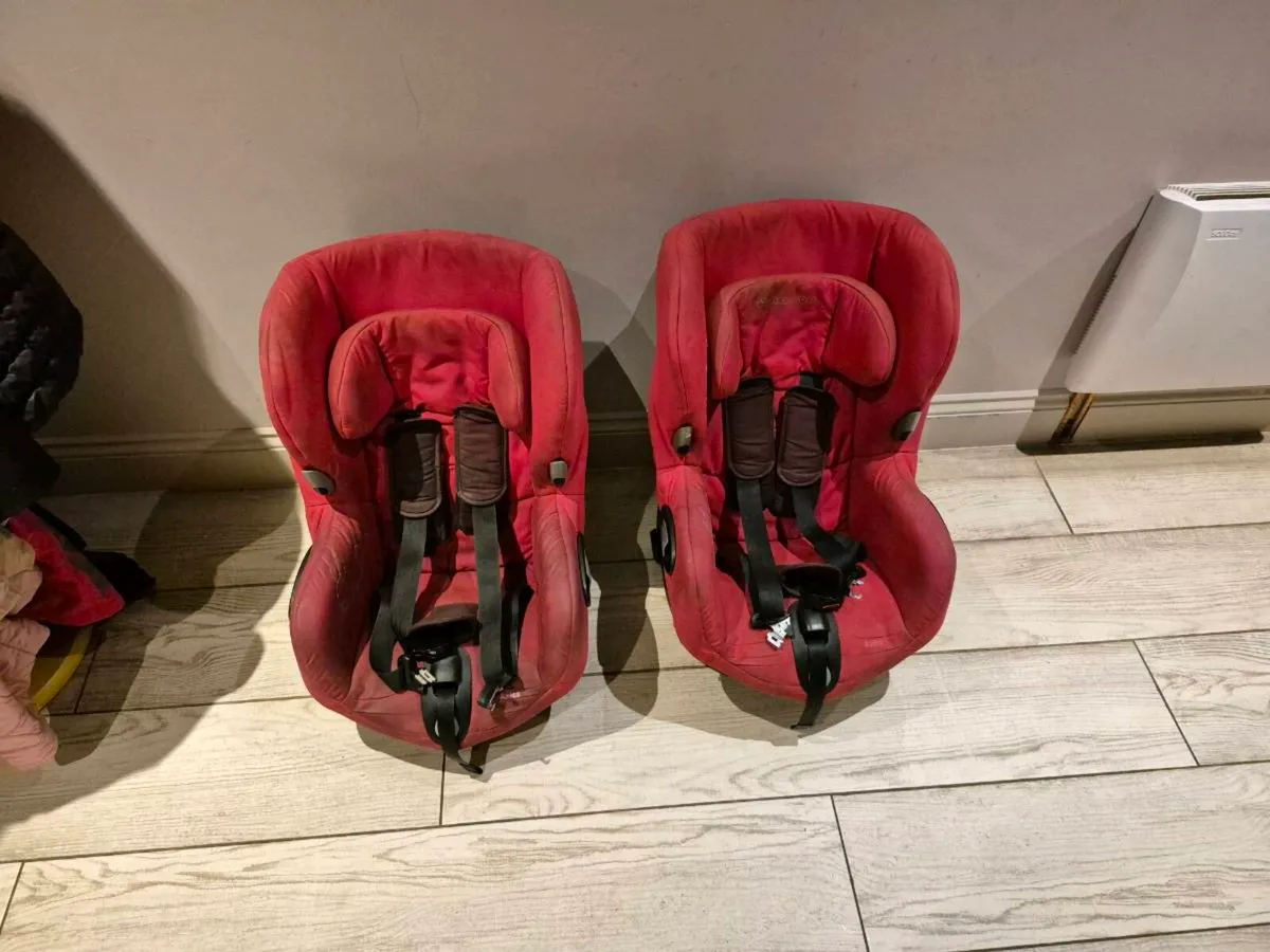 2 Axiss swivel car seats