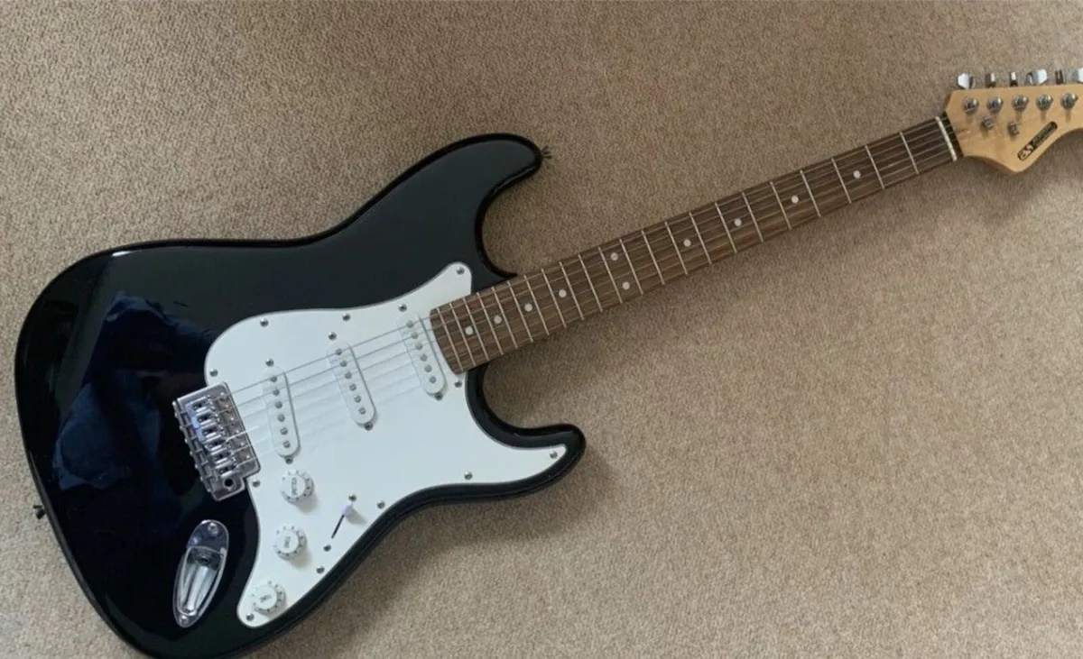 Electric guitar - Image 1