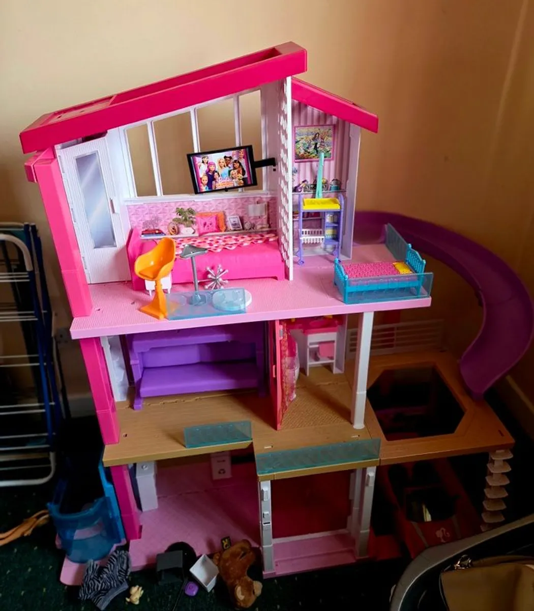Barbie Dreamhouse with car - Image 1