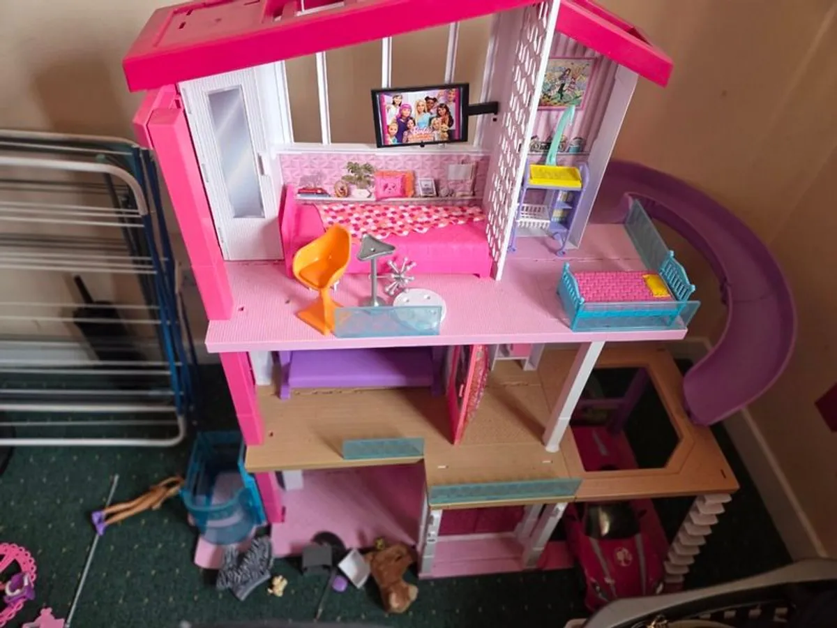 Barbie Dreamhouse with car - Image 2
